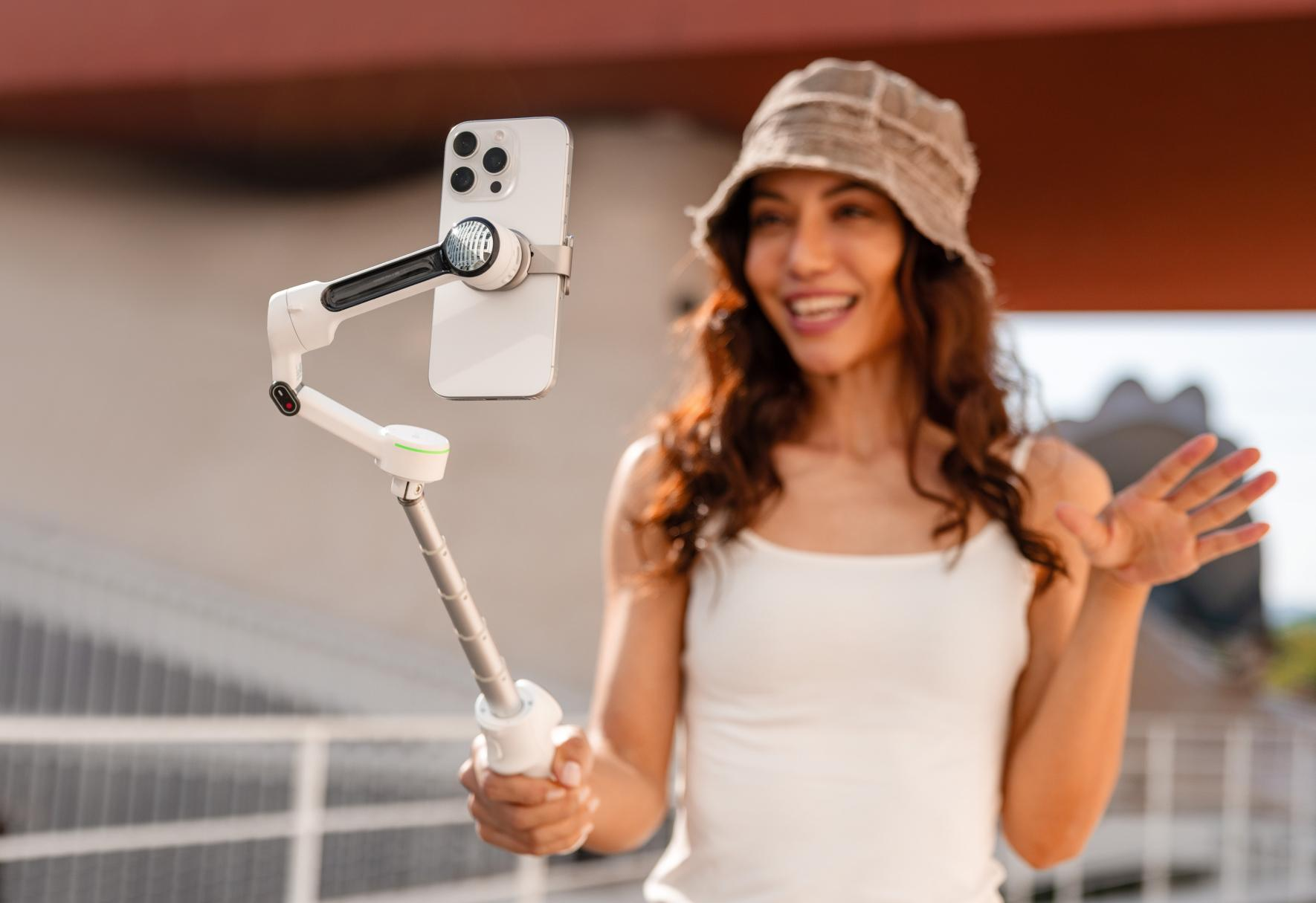 Insta360 Flow 2 Pro is perfectly compatible with iPhone, capturing beautiful moments of life